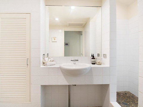 Above The Pass - Sydneys Hotel 1