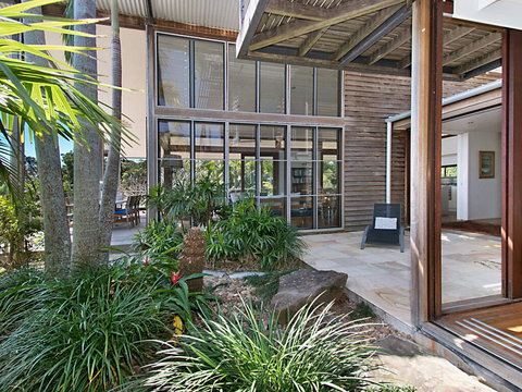 Above The Pass - Sydneys Hotel 2