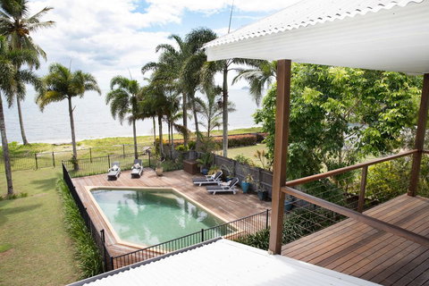 ABSOLUTE BEACHFRONT BLISS @ NEWELL BEACH - Sydneys Hotel 0