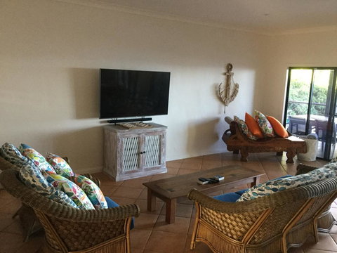 ABSOLUTE BEACHFRONT BLISS @ NEWELL BEACH - Sydneys Hotel 3