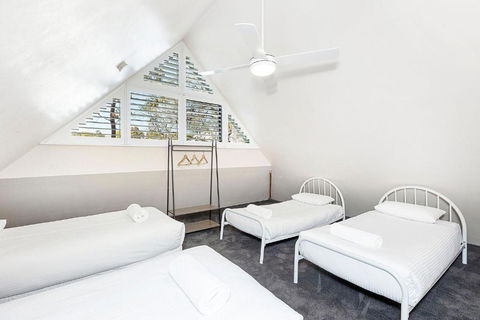 Eagle Bay Beach Lodge - 1 Street Back From Stunning Eagle Bay! - Sydneys Hotel 2