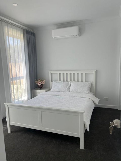 Elegant Private Rooms In Doncaster East - Sydneys Hotel 1