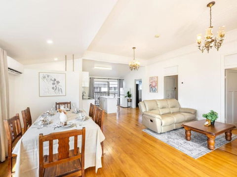 Family Friendly Cozy 4BR House At Annerley - Sydneys Hotel 2