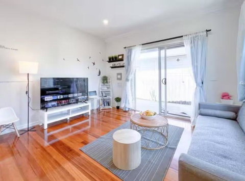 FamilyFriendly 3 Bedroom Retreat - Shared - Parking And Wifi - Sydneys Hotel 0