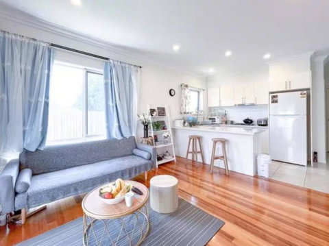 FamilyFriendly 3 Bedroom Retreat - Shared - Parking And Wifi - Sydneys Hotel 1