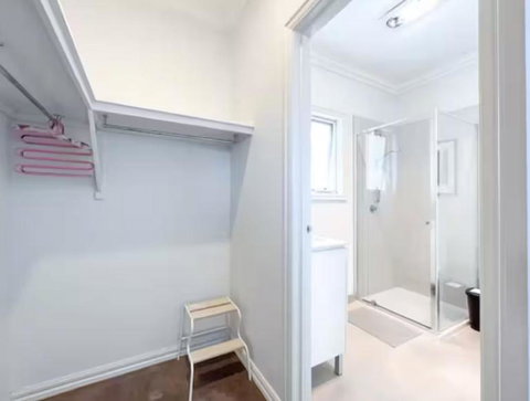 FamilyFriendly 3 Bedroom Retreat - Shared - Parking And Wifi - Sydneys Hotel 2