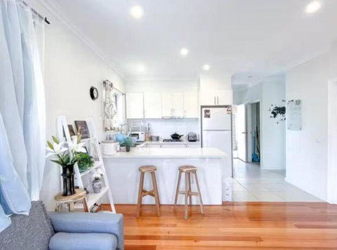 FamilyFriendly 3 Bedroom Retreat - Shared - Parking And Wifi - Sydneys Hotel 3