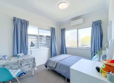 FamilyFriendly 3 Bedroom Retreat - Shared - Parking And Wifi - Sydneys Hotel 4