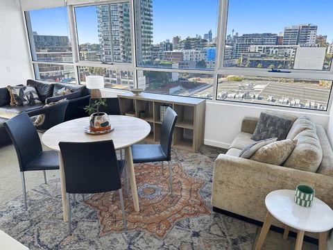 G901S - Bright Zetland Escape With City Views - Sydneys Hotel 0