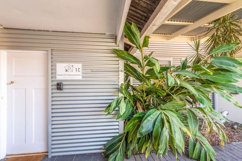 Gawler Townhouses 1C , 1 Queen Bed - Sydneys Hotel 3