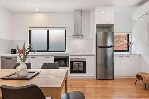 Gorgeous 3-Bed House With Spacious Shared Backyard - Sydneys Hotel 2