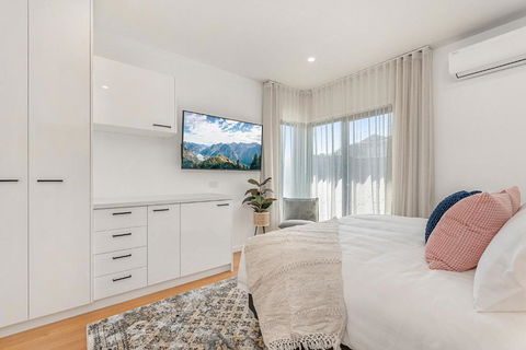 Gorgeous 3-Bed House With Spacious Shared Backyard - Sydneys Hotel 3