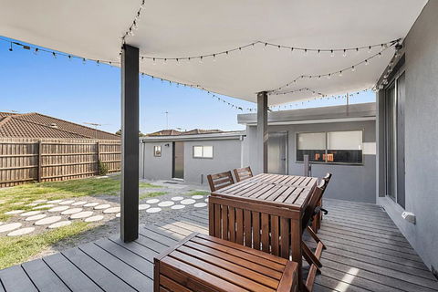 Gorgeous 3-Bed House With Spacious Shared Backyard - Sydneys Hotel 4