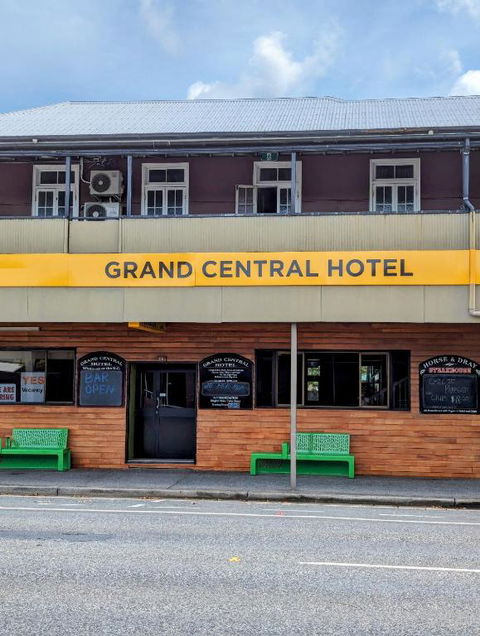 GRAND CENTRAL HOTEL PROSERPINE - Sydneys Hotel 2