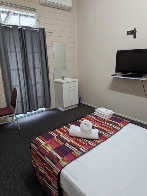 GRAND CENTRAL HOTEL PROSERPINE - Sydneys Hotel 3
