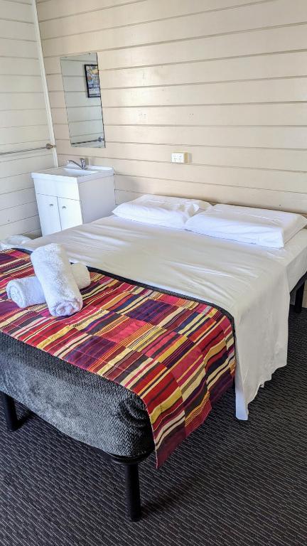 GRAND CENTRAL HOTEL PROSERPINE - Sydneys Hotel 0