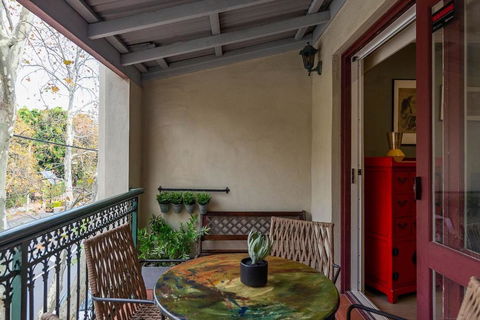 Hip Inner-City Living In Vibrant Erskineville - Sydneys Hotel 1