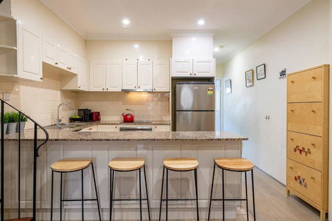 Hip Inner-City Living In Vibrant Erskineville - Sydneys Hotel 2