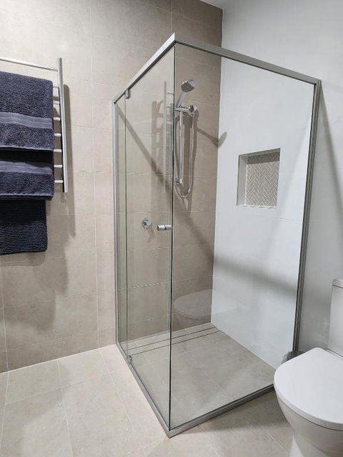 Holiday At The Beach, Spa Bath, King Bed With TV - Sydneys Hotel 2