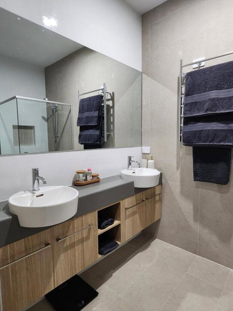 Holiday At The Beach, Spa Bath, King Bed With TV - Sydneys Hotel 3