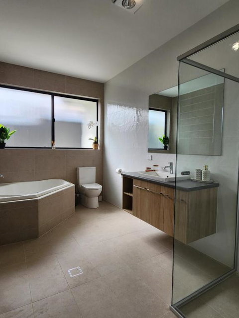 Holiday At The Beach, Spa Bath, King Bed With TV - Sydneys Hotel 1