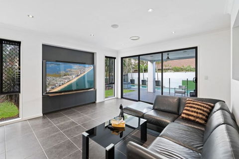 Holiday Paradise 4BR Pool BBQ Parking Near Mall N Park - Sydneys Hotel 0