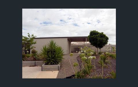 Agape Holiday Home - Sydneys Hotel 1