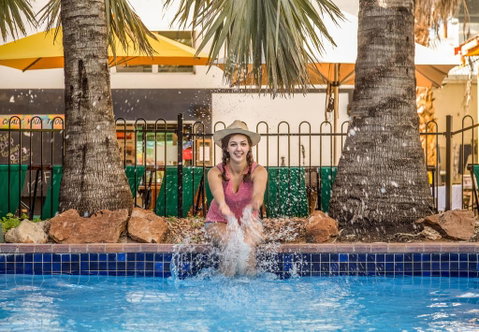 Alice Springs YHA - Sydneys Hotel 1