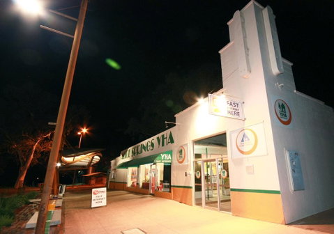 Alice Springs YHA - Sydneys Hotel 0