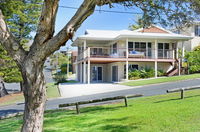 Book Bonny Hills Accommodation Vacations Sydneys Hotel Sydneys Hotel
