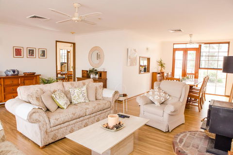 Among The Vines - Sydneys Hotel 1