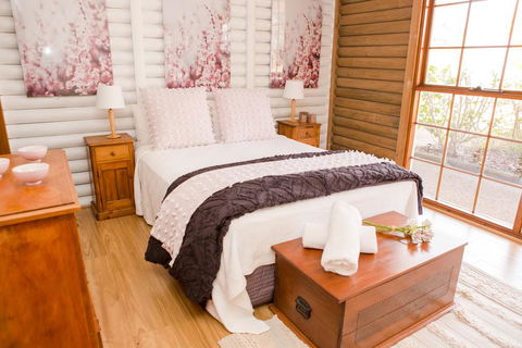 Among The Vines - Sydneys Hotel 3