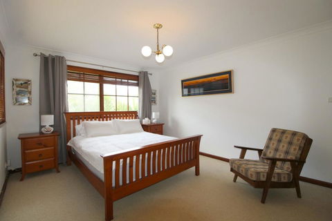 Amzaz, 15 Korogora Street - Sydneys Hotel 1