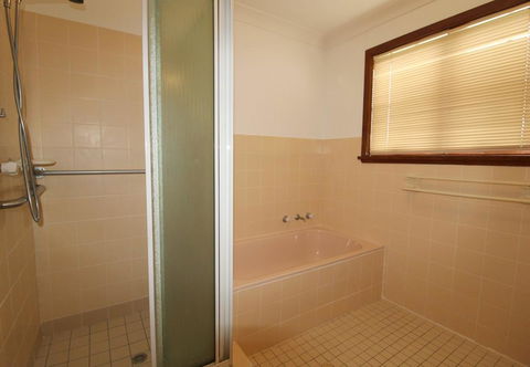 Amzaz, 15 Korogora Street - Sydneys Hotel 0