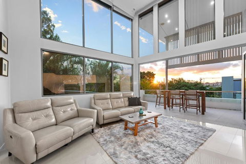 Luxurious Living - 3Bed-3Bath-1Car-Pool - Balmoral - Sydneys Hotel 0
