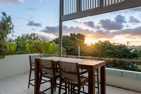 Luxurious Living - 3Bed-3Bath-1Car-Pool - Balmoral - Sydneys Hotel 2