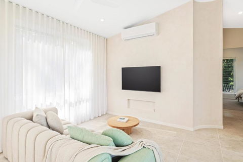 Luxurious Mediterranean-Inspired Guesthouse - Sydneys Hotel 3