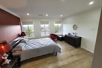 Luxury 5 Bedrooms Schofields Home + Back Yard with Sydneys Hotel