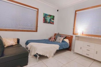 Luxury Villa Next To University Parks Shops with Sydneys Hotel