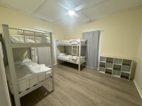 Massive 3 Bedroom Home With Backyard - Sydneys Hotel 0