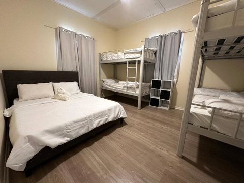 Massive 3 Bedroom Home With Backyard - Sydneys Hotel 1