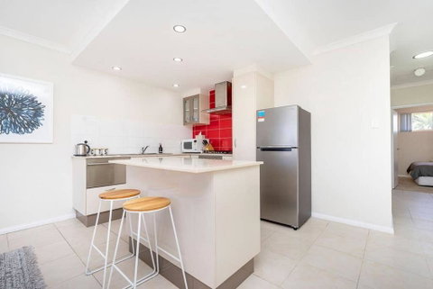 Modern Midland Retreat 2br 1 Bth - Sydneys Hotel 0