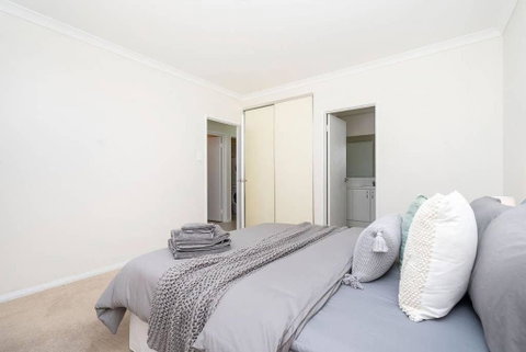 Modern Midland Retreat 2br 1 Bth - Sydneys Hotel 3