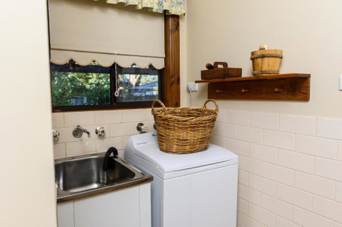 Miriams Cottage - Sydneys Hotel 2