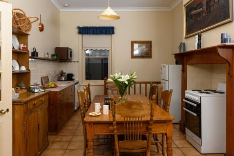 Miriams Cottage - Sydneys Hotel 1