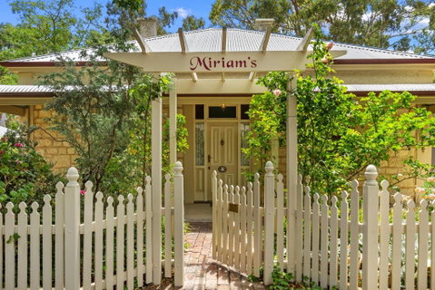 Miriams Cottage - Sydneys Hotel 0
