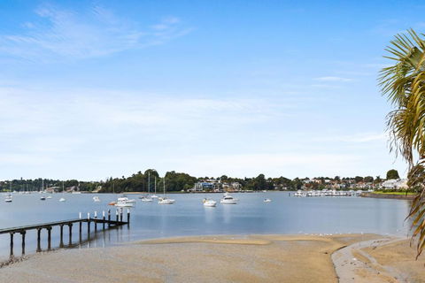Modern 3-Bed With Pool & Water Views By Beach - Sydneys Hotel 0