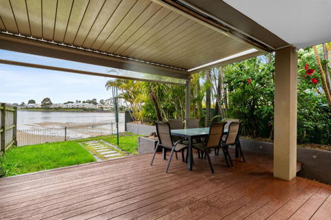 Modern 3-Bed With Pool & Water Views By Beach - Sydneys Hotel 2