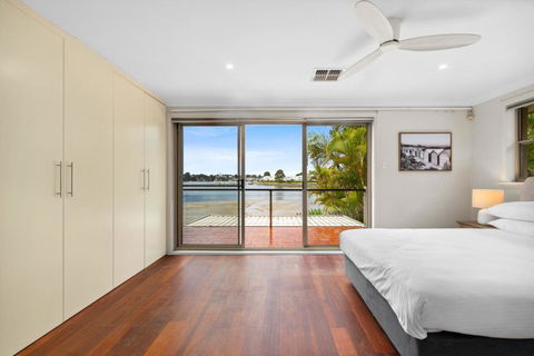 Modern 3-Bed With Pool & Water Views By Beach - Sydneys Hotel 3