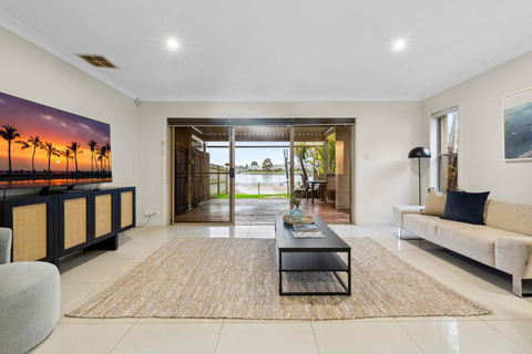 Modern 3-Bed With Pool & Water Views By Beach - Sydneys Hotel 1
